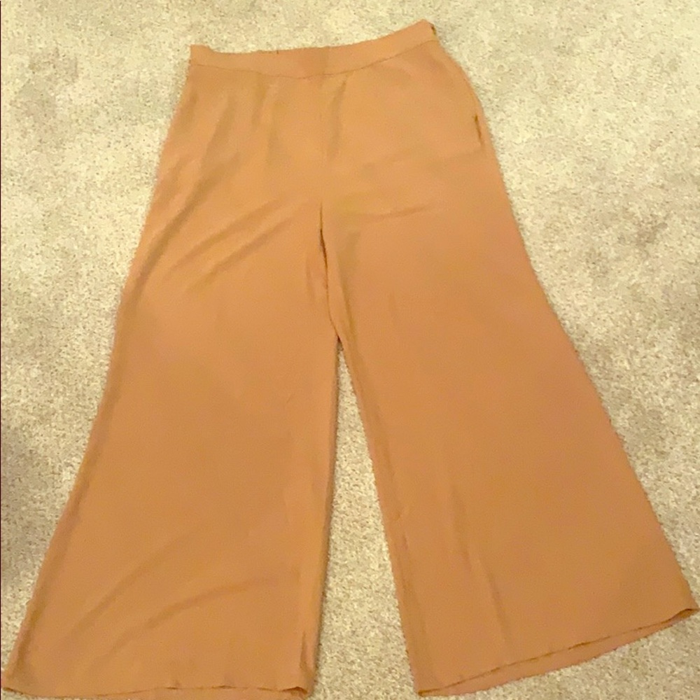 Soft yellow wide leg trouser.